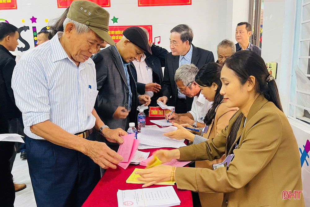 Những lá phiếu đầu tiên được cử tri bỏ vào hòm phiếu tại địa bàn không chỉ mở đầu cho ngày hội lớn của toàn dân mà còn thể hiện rõ tinh thần trách nhiệm, ý thức công dân và niềm tin của Nhân dân đối với công tác bầu cử. Mỗi lá phiếu là sự gửi gắm kỳ vọng của cử tri trong việc lựa chọn những đại biểu thật sự tiêu biểu, đủ đức, đủ tài để đại diện cho ý chí, nguyện vọng của Nhân dân.