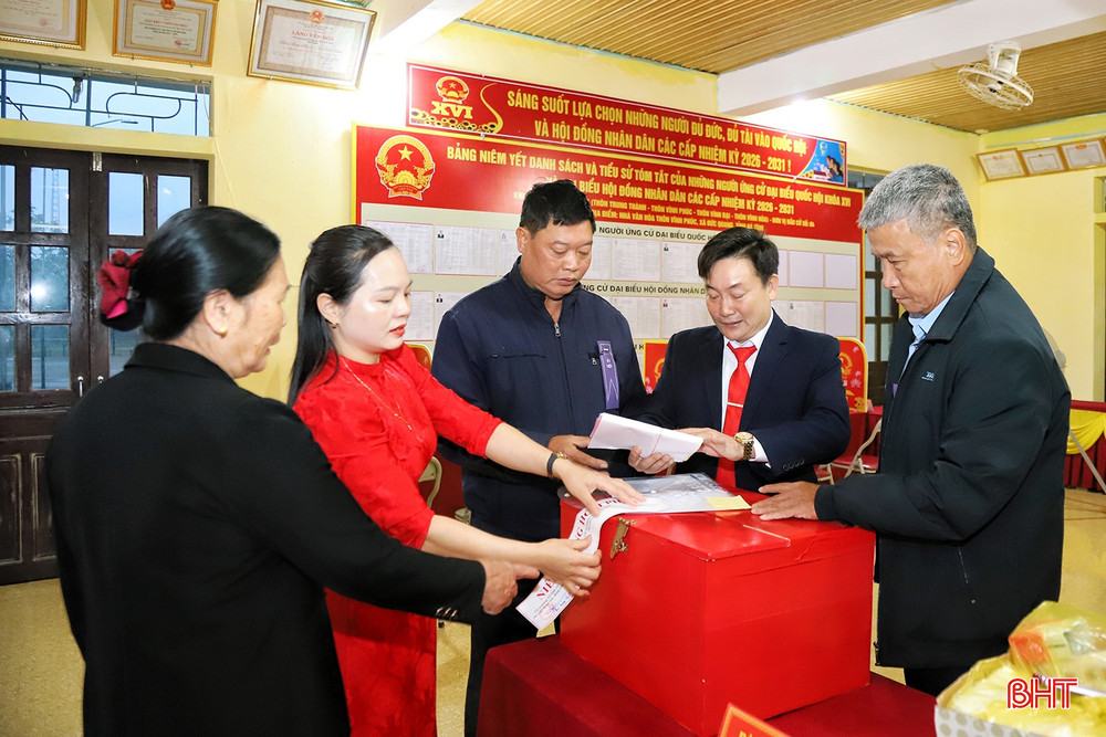 Từ tờ mờ sáng, các thành viên Tổ bầu cử tại khu vực bỏ phiếu số 8, Nhà văn hoá Vĩnh Phúc (xã Đức Quang) đã tất bật chuẩn bị cho ngày bầu cử. Khu vực bỏ phiếu số 8 gồm cử tri các thôn Trung Thành, Vĩnh Phúc, Vĩnh Đại, Vĩnh Hòa (xã Đức Quang) có tổng số 1.375 cử tri.