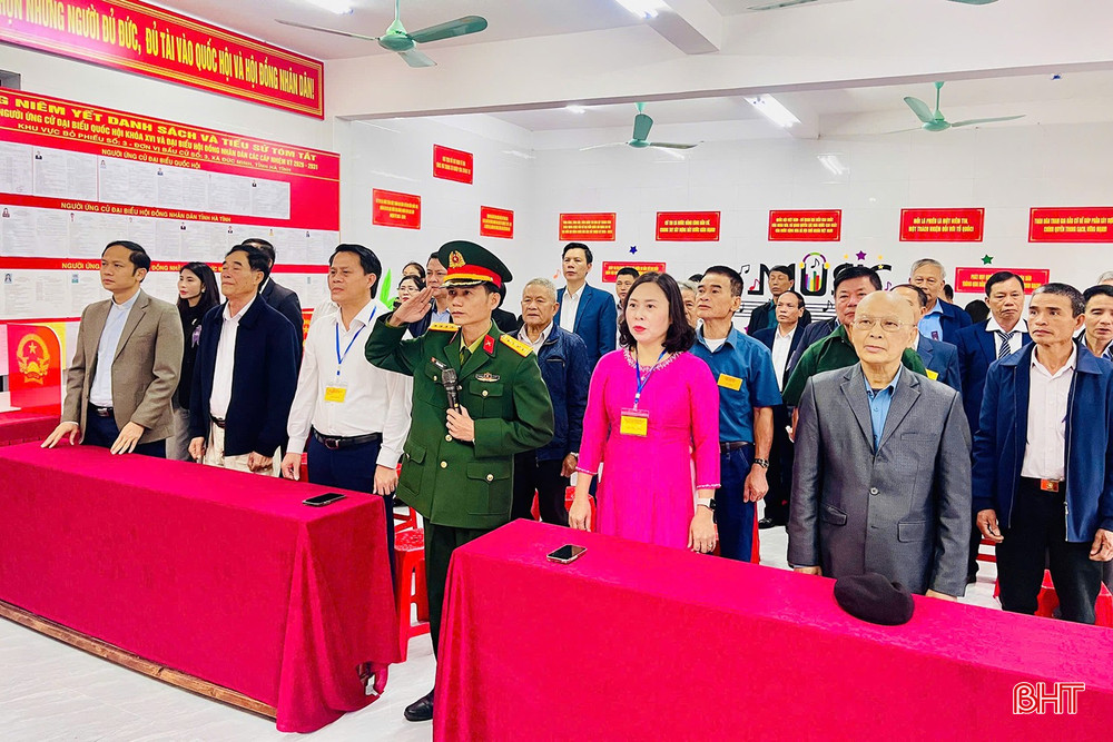 Tại khu vực bỏ phiếu số 3, đơn vị bầu cử số 3 (xã Đức Minh), các đại biểu, thành viên tổ bầu cử và đông đảo cử tri đã có mặt từ sớm để tham dự nghi lễ chào cờ.