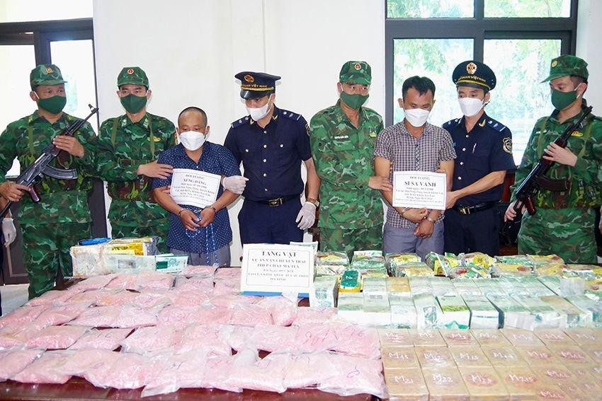 Ngày 9/5, lực lượng chức năng bắt giữ 2 đối tượng Xeng và Sisavanh YongYaerlor vận chuyển số lượng lớn ma túy từ Lào về Việt Nam. z5652220054583_74b2cb3266c8f72f8b1fb4b7c660615f.jpg