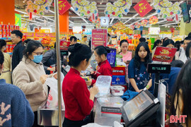 Siêu thị "tăng tốc" phục vụ người dân trong ngày đầu nghỉ Tết