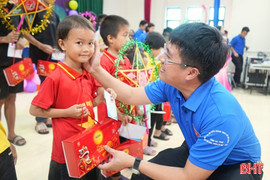 Mang Trung thu yêu thương đến với thiếu nhi có hoàn cảnh khó khăn