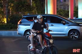 Muôn kiểu đội mũ bảo hiểm đối phó khi ra đường