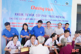 Khám, tư vấn, cấp thuốc miễn phí cho gần 300 người dân