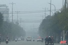 Hà Tĩnh: Sương mù dày đặc, giao thông gặp khó 