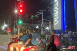 Tham gia giao thông cùng con, phụ huynh cần phải nêu gương