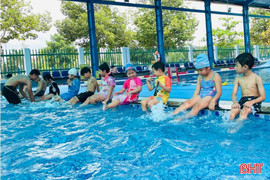 "Khối nghỉ hè" háo hức học bơi, các cơ sở tất bật phục vụ