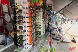 Mua kính rẻ, "bán" thị lực