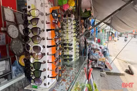 Mua kính rẻ, "bán" thị lực