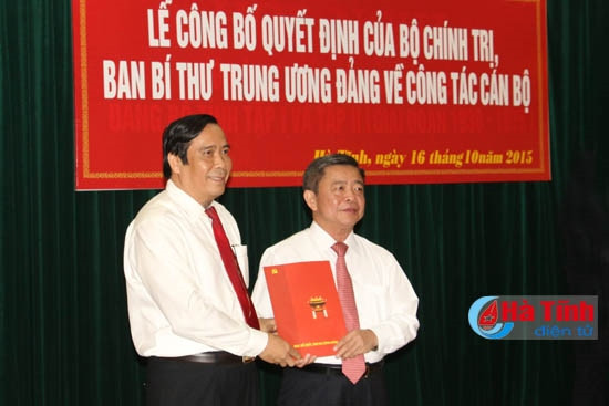Phó Trưởng Ban Tổ chức Trung ương Nguyễn Thanh Bình trao các quyết định điều động đối với các đồng chí: Võ Kim Cự, Lê Thành Long