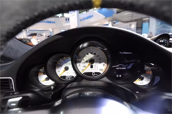 Bảng đồng hồ đường đua với vòng tua, tốc độ, nhiệt độ máy, nhiên liệu. Để sở hữu xế đua đường phố 911 GT3 RS, khách hàng Việt cần trả mức giá 11,48 tỷ đồng. Ảnh: Tới Nguyễn.