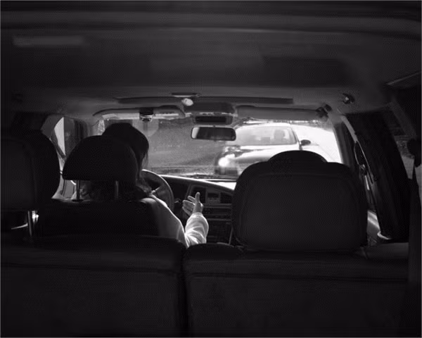 Bộ ảnh ăn, ngủ, yêu cùng điện thoạiCô dâu chú rể đứng cạnh nhau nhưng ai cũng chăm chú nhìn vào smartphone của mình; cả nhà quây quần nhưng mạnh ai nấy xem điện thoại... Những hình ảnh khiến chúng ta giật mình về ảnh hưởng của công nghệ lên cuộc sống hôm ảnh 12