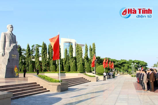 Dâng hương tưởng niệm Bác Hồ và các Anh hùng liệt sỹ ảnh 4