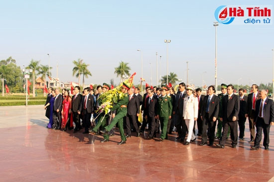 Dâng hương tưởng niệm Bác Hồ và các Anh hùng liệt sỹ ảnh 5