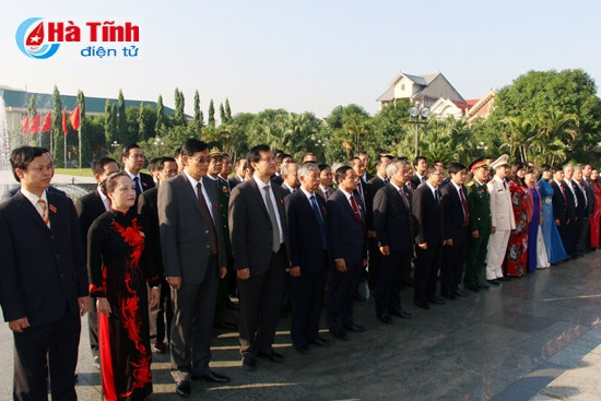 Dâng hương tưởng niệm Bác Hồ và các Anh hùng liệt sỹ ảnh 2