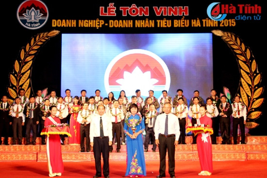 Hà Tĩnh tôn vinh 66 doanh nghiệp, doanh nhân tiêu biểu năm 2015 ảnh 2