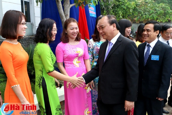 Phó Thủ tướng Chính phủ Nguyễn Xuân Phúc chúc mừng cán bộ, giảng viên Trường Chính trị Trần Phú Đại diện giảng viên nhà trường tặng hoa cho Phó Thủ tướng