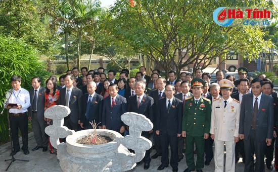 Dâng hương tưởng niệm Bác Hồ và các Anh hùng liệt sỹ ảnh 6