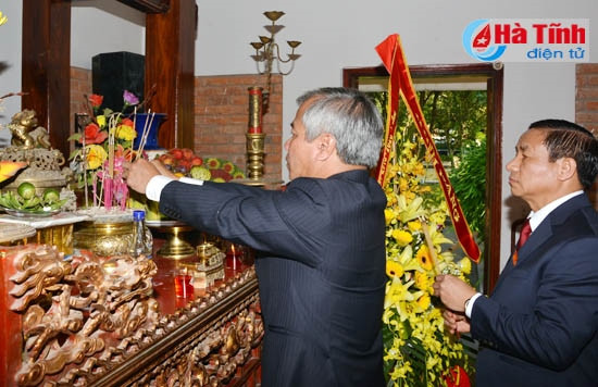 Dâng hương tưởng niệm Bác Hồ và các Anh hùng liệt sỹ ảnh 7