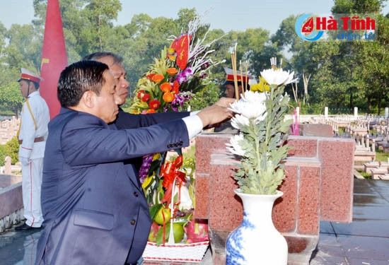 Dâng hương tưởng niệm Bác Hồ và các Anh hùng liệt sỹ ảnh 9