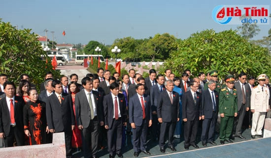 Dâng hương tưởng niệm Bác Hồ và các Anh hùng liệt sỹ ảnh 8