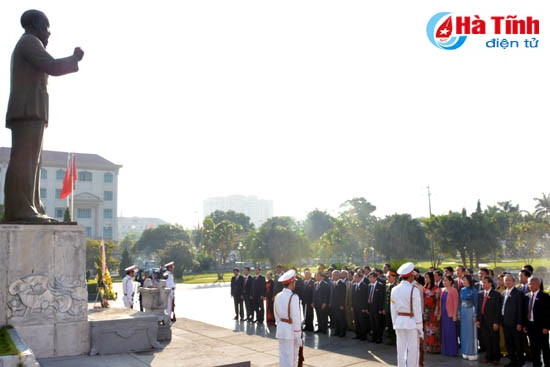 Dâng hương tưởng niệm Bác Hồ và các Anh hùng liệt sỹ ảnh 1