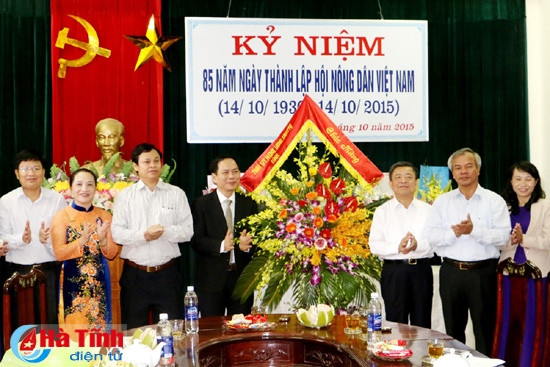... và tặng hoa Hội Nông dân tỉnh nhân ngày truyền thống