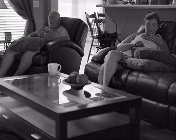 Bộ ảnh ăn, ngủ, yêu cùng điện thoạiCô dâu chú rể đứng cạnh nhau nhưng ai cũng chăm chú nhìn vào smartphone của mình; cả nhà quây quần nhưng mạnh ai nấy xem điện thoại... Những hình ảnh khiến chúng ta giật mình về ảnh hưởng của công nghệ lên cuộc sống hôm ảnh 8