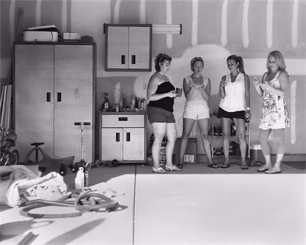 Bộ ảnh ăn, ngủ, yêu cùng điện thoạiCô dâu chú rể đứng cạnh nhau nhưng ai cũng chăm chú nhìn vào smartphone của mình; cả nhà quây quần nhưng mạnh ai nấy xem điện thoại... Những hình ảnh khiến chúng ta giật mình về ảnh hưởng của công nghệ lên cuộc sống hôm ảnh 4