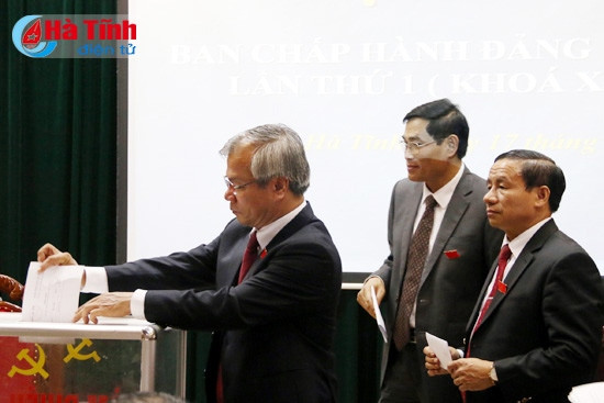 Các đại biểu bỏ phiếu bầu BTV Tỉnh ủy và bầu Bí thư, Phó Bí thư Tỉnh ủy