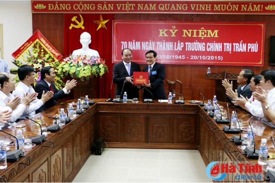 Phó Thủ tướng Nguyễn Xuân Phúc thăm Trường Chính trị Trần Phú ảnh 4