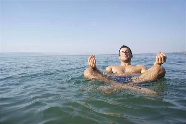 Du khách có thể thả người nổi trên mặt nước mà không sợ chìm. Ảnh: Nextours.wordpress.com.