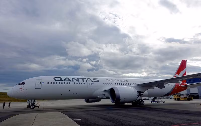 Hãng hàng không Qantas nổi tiếng với việc khai thác một số chuyến bay dài nhất thế giới. Chặng bay mới từ thành phố Perth (Australia) tới London (Anh) sẽ không chỉ là chuyến bay dài nhất thế giới với thời gian bay là 17 tiếng 20 phút, mà còn trở thành tuyến vận tải hành khách không dừng thường xuyên đầu tiên trên thế giới nối liền châu Âu và Australia, thay thế tuyến bay "Kangaroo" truyền thống gồm nhiều điểm dừng giữa hai khu vực này. Ảnh: Eric Rosen. ben trong phi co se thuc hien chuyen bay dai nhat the gioi