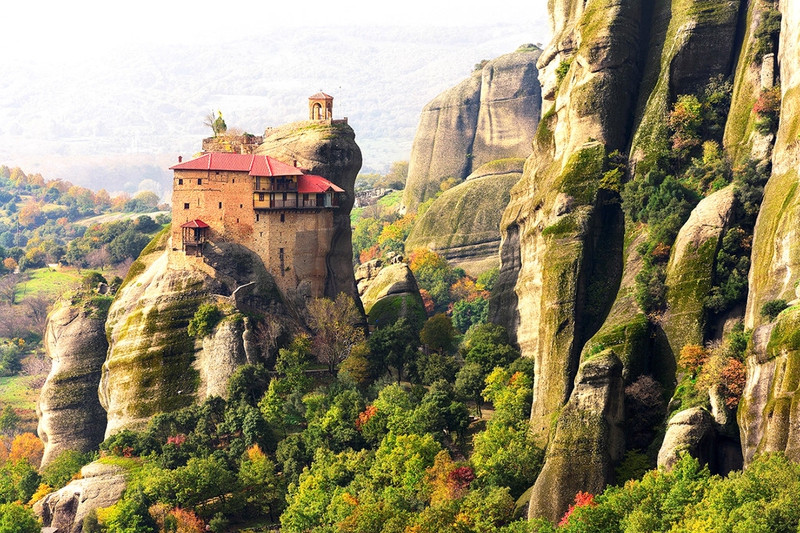 Meteora (Hy Lạp): Cái tên "meteora" (tiếng Hy Lap có nghĩa "lơ lửng giữa không trung") như đã nói lên tất cả. Làng Meteora nằm trên những cột đá cao chọc trời có tầm nhìn bao quát đến cả Kalambaka và Kastraki ở phía bắc trung tâm Hy Lạp. Hiển nhiên, khu phức hợp tu viện chính thống giáo phương Đông này không giống bất kỳ nơi đâu khác trên thế giới. Nhưng đáng nói là, chúng có niên đại từ tận thế kỷ 14 và ngày nay, chỉ còn lại 6 tu viện vẫn được mở cửa cho công chúng. Ảnh: 2017wallpapers. 9 ngoi lang ben vach da ngoan muc den kho tin