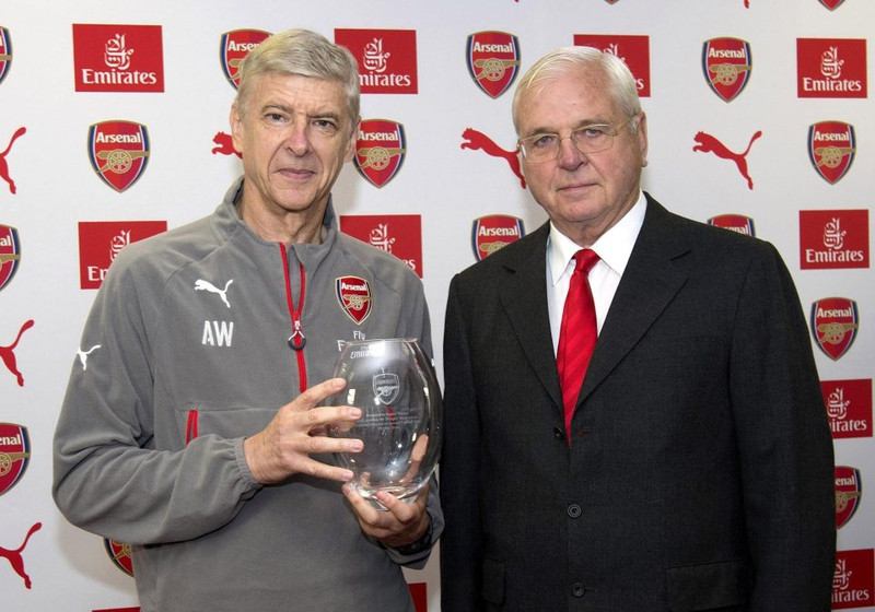 arsene wenger bi tong ra duong khi mua bong ket thuc