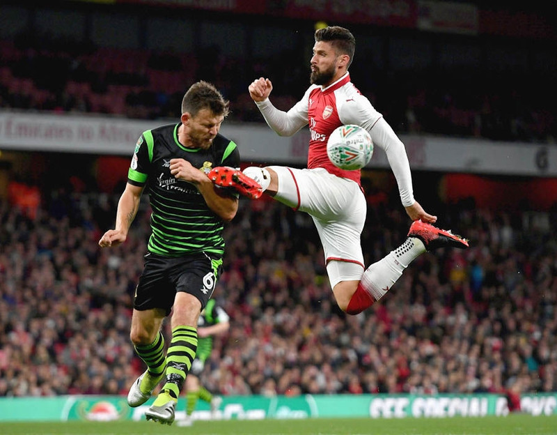 arsene wenger bi tong ra duong khi mua bong ket thuc