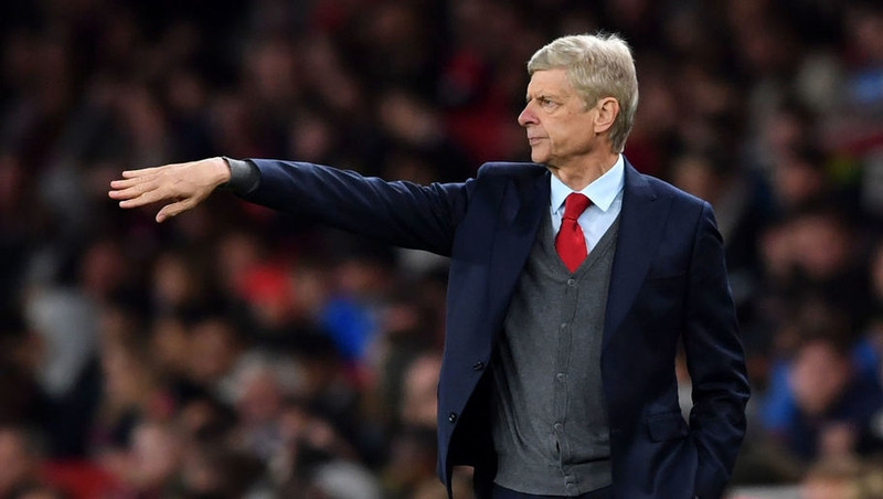 arsene wenger bi tong ra duong khi mua bong ket thuc