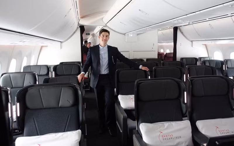 Ghế ngồi ở hạng thương gia là phiên bản cập nhật của loại ghế "Business Suites" mà Qantas đã cho ra mắt trên chiếc A330 của hãng. Nhà thiết kế David Caon của hãng cũng thiết kế bộ dao dĩa, đồ sứ và thủy tinh mới, nhẹ hơn 11% so với các bộ trước của Qantas, giúp giảm trọng lượng máy bay và tiết kiệm nhiên liệu hơn. Ảnh: Eric Rosen. ben trong phi co se thuc hien chuyen bay dai nhat the gioi