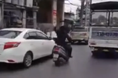 ngao da dien loan cam ma tau chem rung guong chieu hau 10 o to