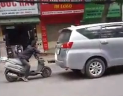 Dùng mã tấu phá biển số xe ngao da dien loan cam ma tau chem rung guong chieu hau 10 o to