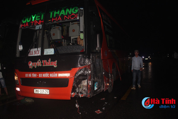 taxi dau dau xe khach 3 nguoi nhap vien