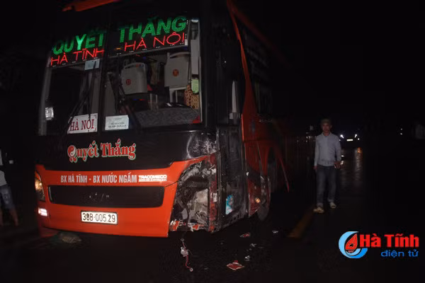 taxi dau dau xe khach 3 nguoi nhap vien