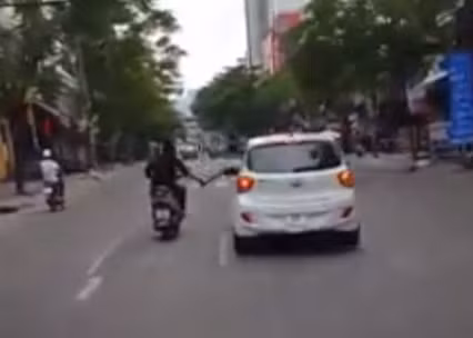 ngao da dien loan cam ma tau chem rung guong chieu hau 10 o to