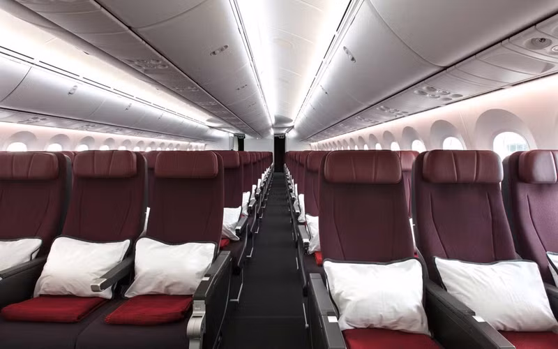 Chỗ ngồi hạng phổ thông rộng khoảng 44 cm, có chỗ để chân rộng khoảng 80 cm. Mỗi ghế đều có màn hình giải trí 12 inch, cổng USB và ổ cắm điện. Các tính năng mới bao gồm ánh sáng phù hợp với tâm trạng và chỗ để thiết bị cá nhân mới, giúp hành khách xem nội dung trên thiết bị điện tử của mình. Ảnh: Qantas. ben trong phi co se thuc hien chuyen bay dai nhat the gioi