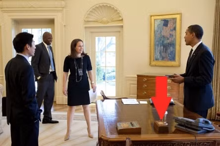 bi mat chiec nut do tren ban lam viec tong thong obama