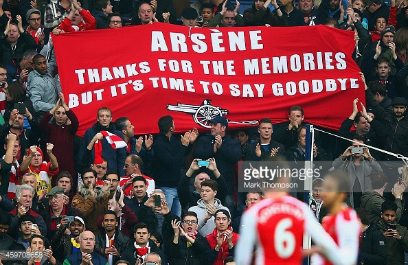 arsene wenger bi tong ra duong khi mua bong ket thuc