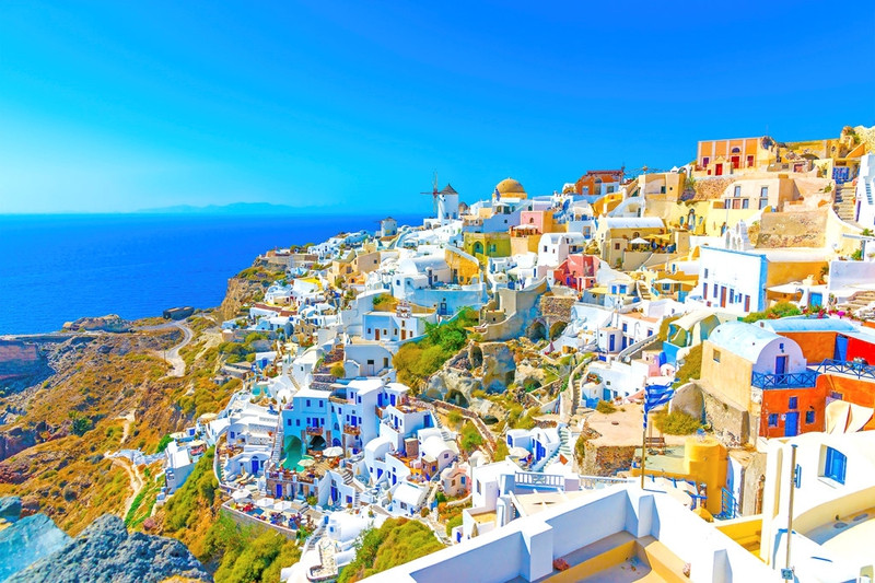 Oia (Santorini, Hy Lạp): Mọi ngôi làng của Santorini đều đẹp ngoạn mục, nhưng nổi bật nhất là Oia - vốn nức tiếng với không gian tĩnh lặng và quanh cảnh lãng mạn khi hoàng hôn buông xuống. Nhà ở Oia sử dụng kiến trúc truyền thống với phần thân được chạm khắc từ đá, nổi bật giữa dãy nhà thờ mái vòm xanh nằm dọc theo những con phố hẹp và mái hiên ngập ánh mặt trời. Về đêm, nhiều người tìm đến quảng trường của làng, nhìn ra biển để được tận mắt ngắm nhìn cảnh mặt trời khuất dần khỏi mặt nước. Ảnh: Holidayguru. 9 ngoi lang ben vach da ngoan muc den kho tin