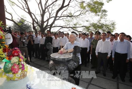 tong bi thu nguyen phu trong tham lam viec voi bo tu lenh quan khu 4
