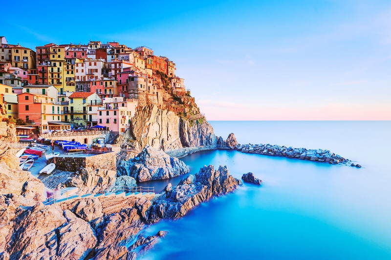Manarola (Cinque Terre, Italy): Italy không thiếu những nơi lên ảnh tuyệt đẹp, nhưng ấn tượng nhất là chuỗi làng ven biển của Cinque Terre. Cinque Terre (nghĩa là “năm vùng đất”) được tạo thành từ Vernazza, Riomaggiore, Corniglia, Monterosso và Manarola, nằm dọc theo bờ Ligurian thuộc miền bắc Italy. Được bao phủ bởi biển nhà rực rỡ bám sát vào bức tường đá kiên cố, Manarola là khu vực nổi tiếng với rượu vang tuyệt ngon, tranh của Antonio Discovolors, và đặc biệt, hoàn toàn vắng bóng ôtô và đèn hiệu giao thông. Ảnh: Italian Travel Connection. 9 ngoi lang ben vach da ngoan muc den kho tin