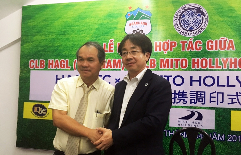 Chủ tịch Kunio Numata của Mito Hollyhock và bầu Đức. chu tich mito hollyhock sang hagl lay nguoi